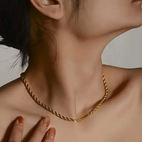 Minimalist Versatile Charm, Chic Hip-Hop Inspired Twisted Chain Necklace - Picture 3 of 5